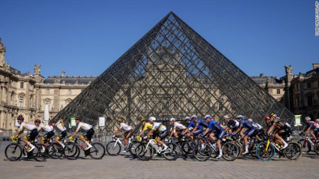 Con el maillot amarillo, Pogacar se desplaza frente al Museo del Louvre el domingo 18 de julio de 2021.