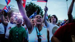 CNNE 1033760 - venezolanos en miami se unen a manifestacion por cuba