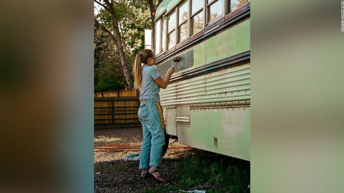 Abi Roberts pintando el autobús antes del viaje.