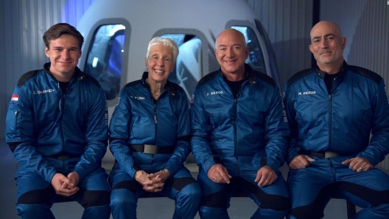 Jeff Bezos, la persona más rica del mundo, hizo un viaje supersónico al borde del espacio a bordo del cohete.