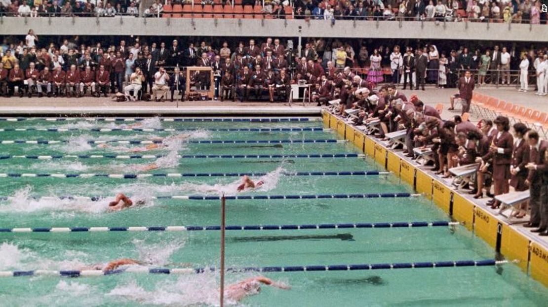 El australiano Michael Wenden nada hacia la victoria en los 100 metros libres en los Juegos Olímpicos de 1968 en la Ciudad de México. Spitz, en el carril siete, terminó tercero.