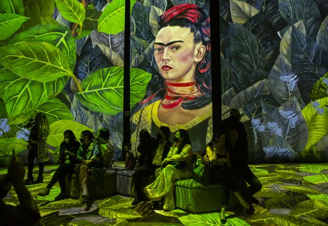 Más de 26 piezas de Frida Kahlo se muestran esta experiencia en donde los visitantes podrán adentrarse a las obras de la artista mexicana.