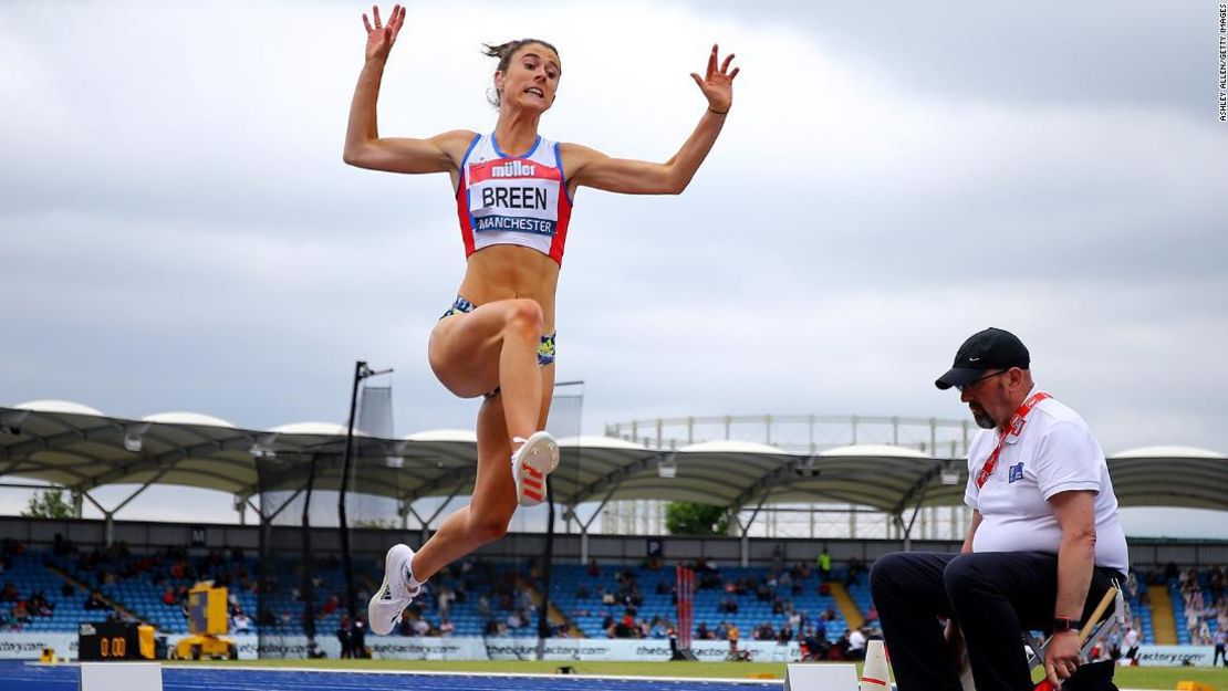 Olivia Breen compite en la final de salto de longitud femenil en el Campeonato Muller British Athletics en Manchester, Inglaterra, el 27 de junio de 2021.