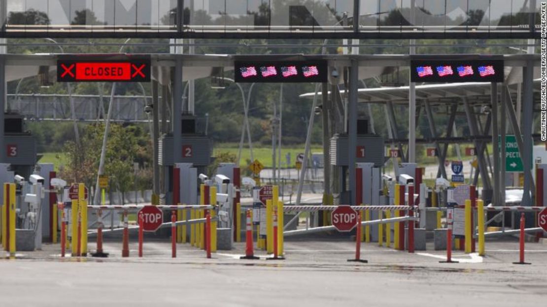 Carriles de entrada cerrados en la frontera entre Canadá y EE.UU. en Saint-Bernard-de-Lacolle, Quebec, el 16 de septiembre de 2020.