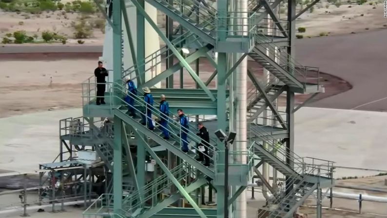 Jeff Bezos, su hermano Mark Bezos, la piloto Wally Funk y Oliver Daemen suben a la torre para ingresar a la cápsula, según un video de Blue Origin