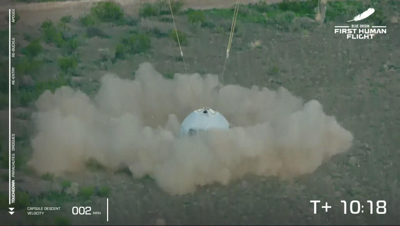 Así aterrizaba la cápsula en la que Jeff Bezos y la tripulación viajó al borde del espacio