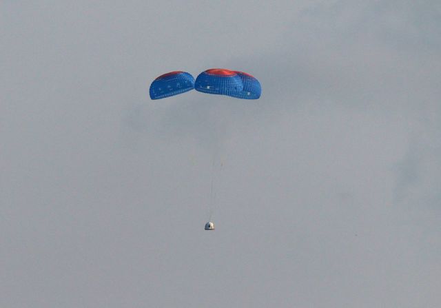 Así descendía la cápsula, luego de viajar hasta el borde del espacio.