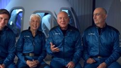 CNNE 1034995 - ¿que dijo bezos sobre las criticas a su viaje espacial?