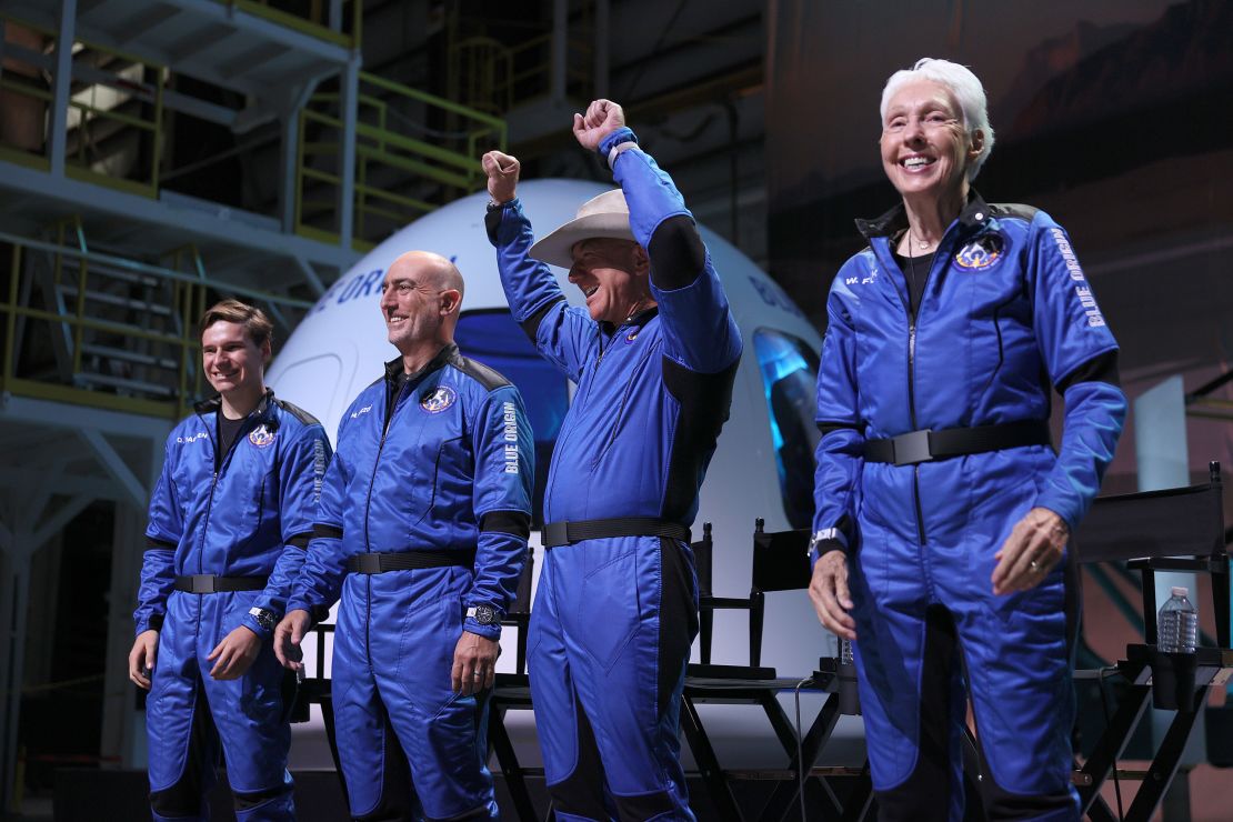 Oliver Daemen, Mark Bezos, Jeff Bezos y Wally Funk realizaron el primer vuelo espacial humano de la compañía Blue Origin.