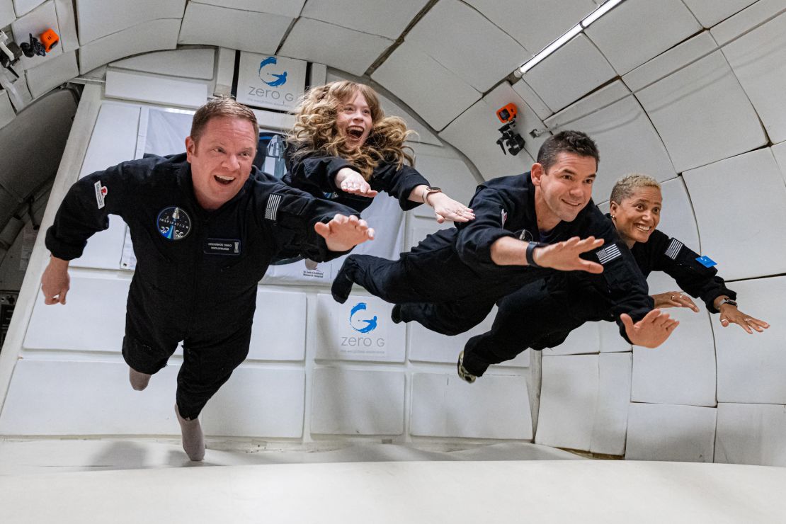 Chris Sembroski, Hayley Arceneaux, Jared Isaacman y Dr. Sian Proctor se preparan para su vuelo al espacio programado para septiembre de 2021. Crédito: Inspiration4 / John Kraus