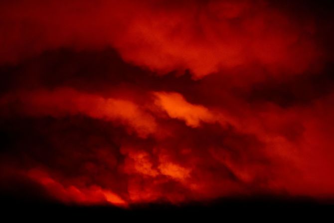 El fuego del incendio Bootleg ilumina el humo cerca de Bly, Oregon, en la noche del 16 de julio.