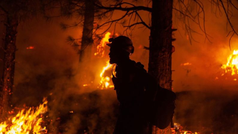 Un bombero lucha contra el incendio Bootleg en el Bosque Nacional Fremont-Winema, a lo largo de la frontera entre Oregon y California, el jueves 15 de julio.
