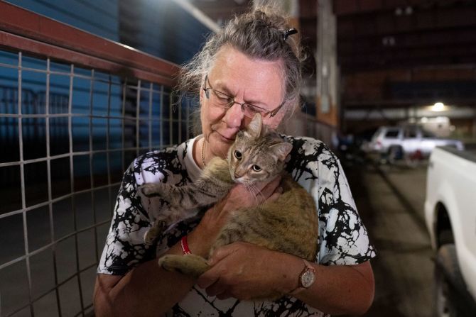 Dee McCarley, evacuada por los incendios, abraza a su gato Bunny en un centro de la Cruz Roja en Klamath Falls, Oregon, el miércoles 14 de julio.