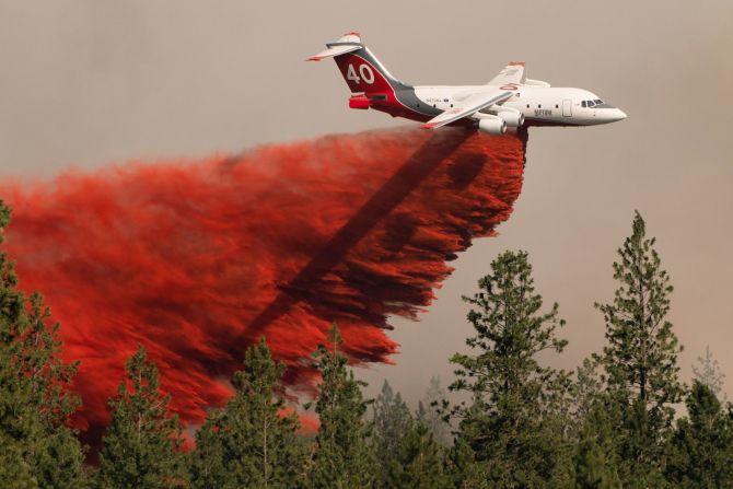 Un avión lanza retardante de llamas en el incendio de Chuweah Creek en Washington el 14 de julio.