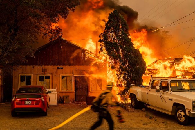 El fuego consume una casa mientras el incendio Sugar, parte del incendio del Beckwourth Complex, arrasa Doyle, California, el 10 de julio. Es la segunda vez en menos de un año que la pequeña ciudad es arrasada por un incendio forestal.