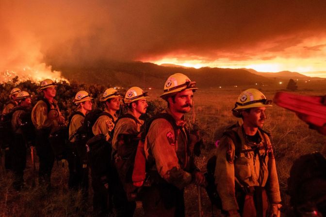 En esta foto, de comienzos del mes, un grupo de bomberos monitorea el incendio Sugar en Doyle, California, el 9 de julio.