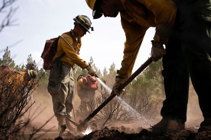 Los bomberos extinguen puntos calientes en una zona afectada por el incendio Bootleg, cerca de Bly, Oregon, el 19 de julio.