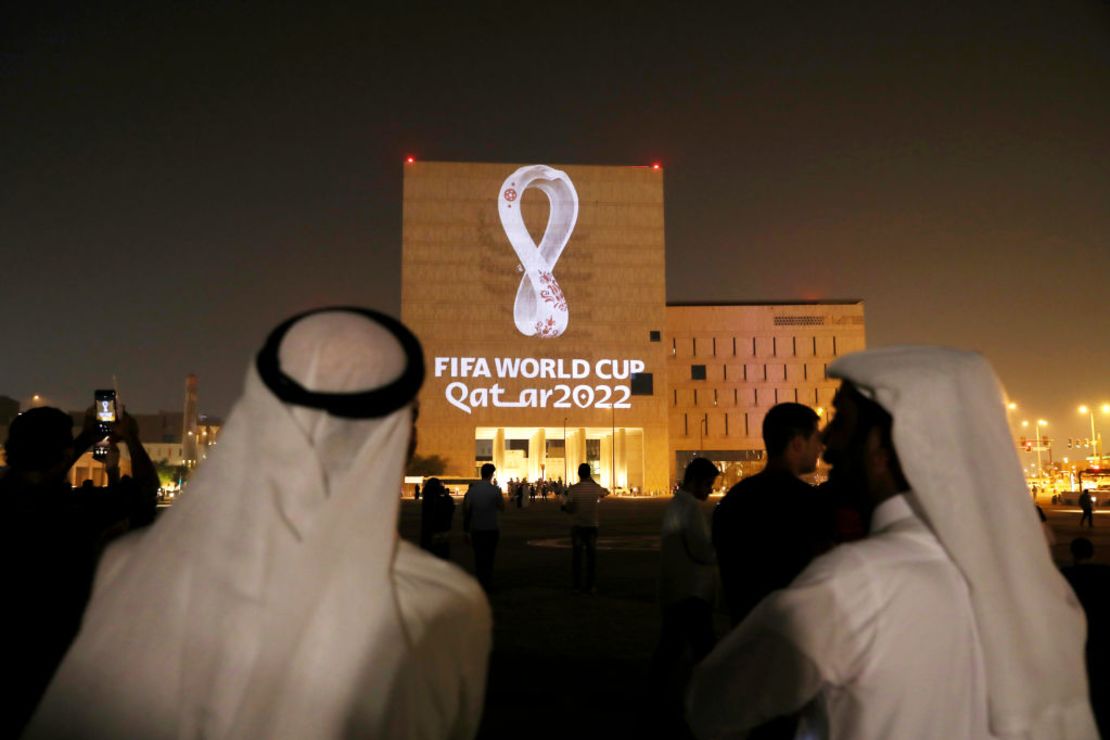 El emblema oficial de la Copa del Mundo de la FIFA Qatar 2022 se proyectó en varios edificios emblemáticos de Qatar y en todo el mundo árabe y se exhibió en vallas publicitarias digitales al aire libre en más de una docena de espacios públicos de renombre en las principales ciudades.