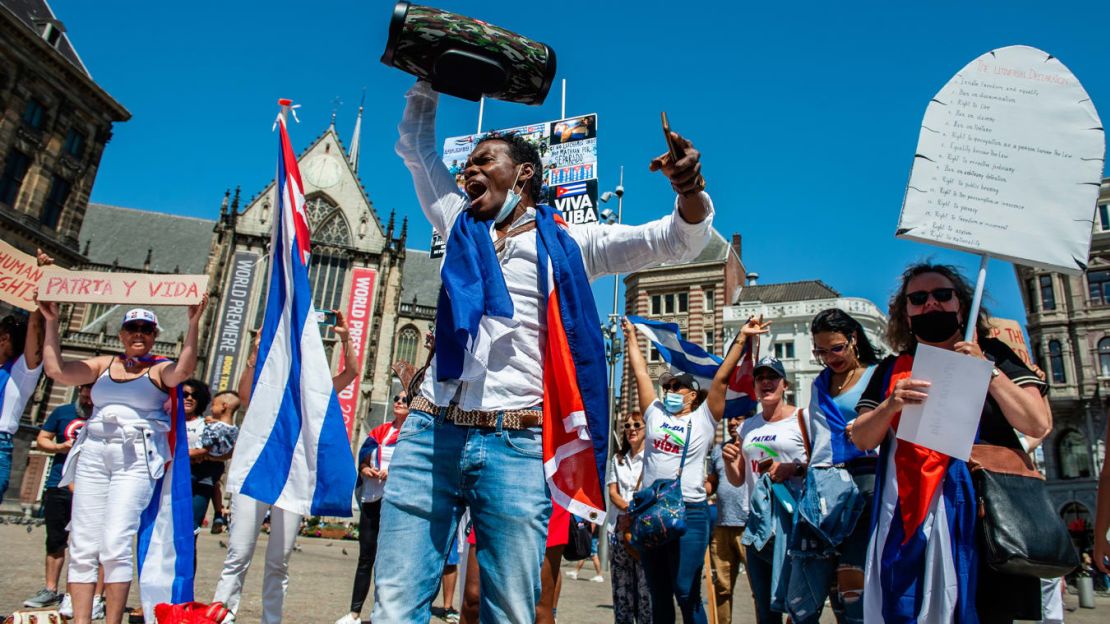 Un hombre grita consignas contra el régimen cubano, durante una manifestación en apoyo a Cuba organizada en Amsterdam, el 17 de julio de 2021.