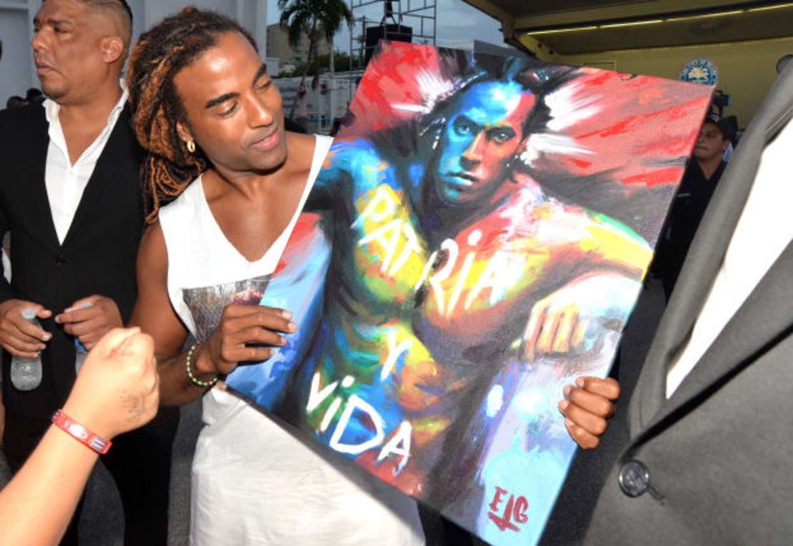 El artista Yotuel asiste a un mitin de SOSCuba en apoyo de la manifestación por la libertad en Cuba en Little Havana el 14 de julio en Miami. Crédito: Manny Hernández / Getty Images