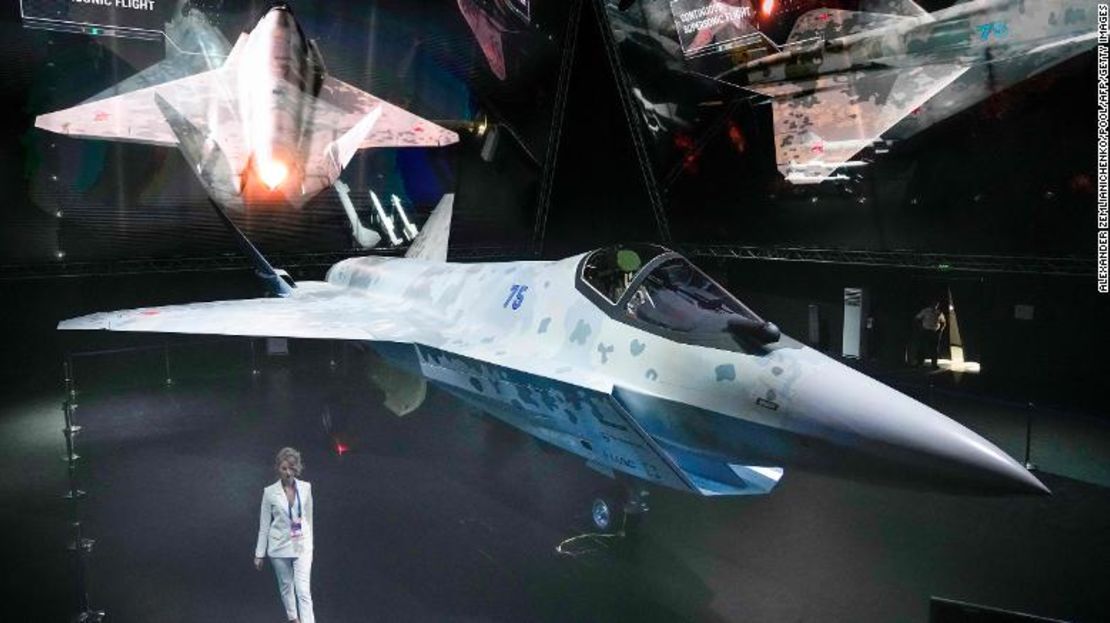 Un prototipo del nuevo caza Sukhoi "Jaque mate" de Rusia está en exhibición en el Salón Internacional de Aviación y Espacio MAKS 2021, en Zhukovsky, en las afueras de Moscú, el 20 de julio.