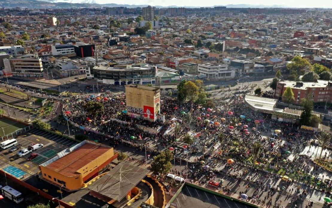 Vista aérea de una protesta contra el gobierno del presidente colombiano Iván Duque durante el Día de la Independencia en Bogotá el 20 de julio de 2021.