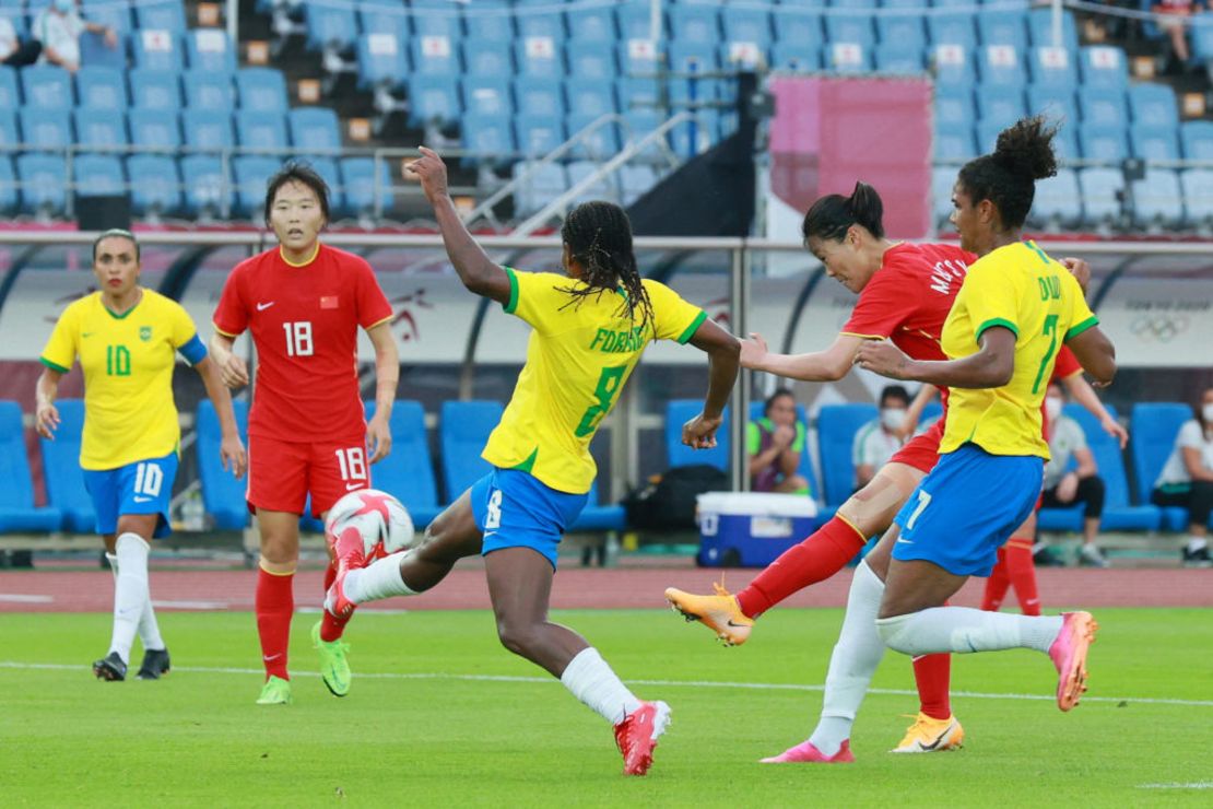 La mediocampista Formiga (número 8), de Brasil, en el centro, durante el partido de Brasil contra China, en el grupo F, de los Olímpicos de Tokio, el 21 de julio de 2021.