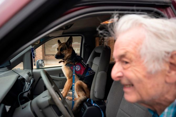 Michael Kidd junto a su perro Millie, un perro entrenado para ayudar a veteranos a atravesar momentos difíciles. Long Island, Nueva York.