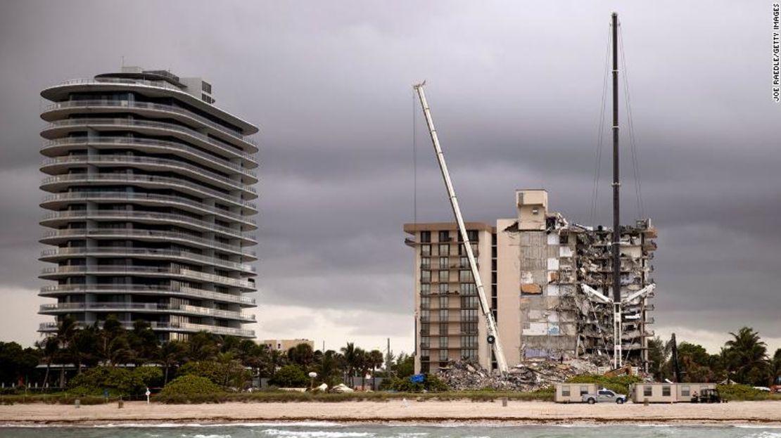 El lugar del derrumbe en Surfside el 28 de junio de 2021.