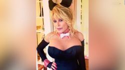 CNNE 1035635 - dolly parton recrea su iconica portada de playboy