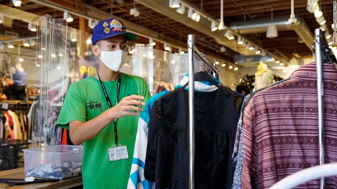 Un empleado ordena un estante en la tienda de segunda mano 2nd Street, en el distrito de Fairfax, en Los Ángeles.