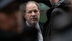 Weinstein cumple una condena de 23 años por agresión sexual en Nueva York.