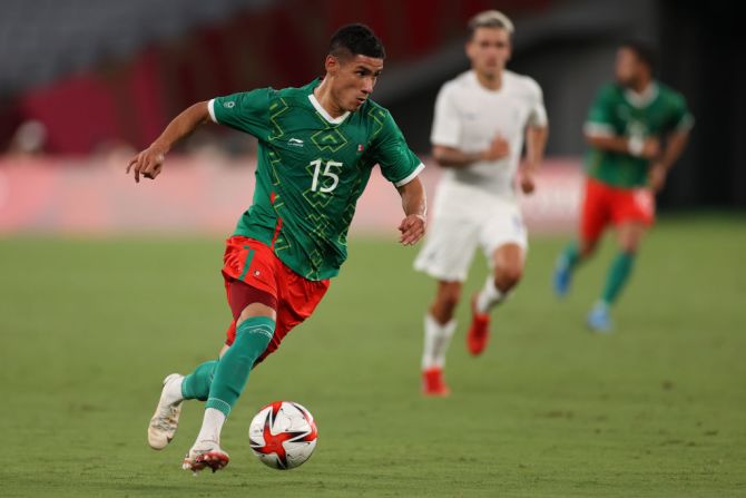 Uriel Antuna #15 del equipo mexicano corre con la pelota en el debut del "Tri" ante Francia en el grupo A de los Juegos Olímpicos de Tokio.