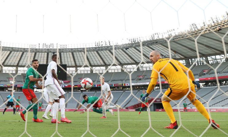 Alexis Vega #11 de México hace el primer gol de su equipo contra Francia, en el debut del "Tri" ante Francia en el grupo A de los Juegos Olímpicos de Tokio.