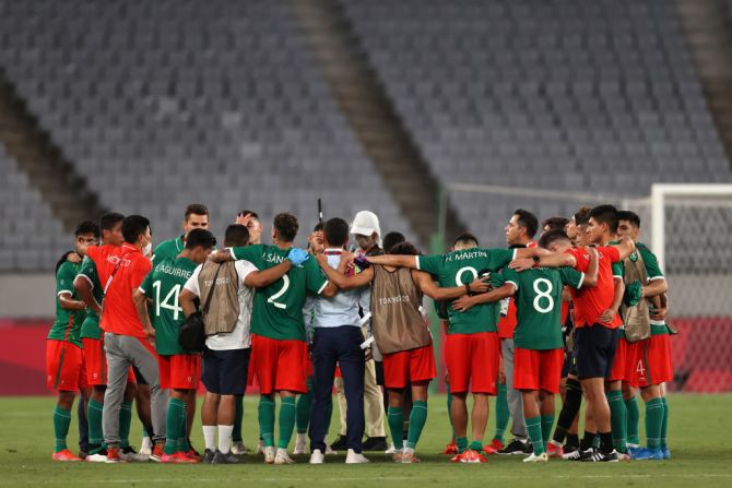 El abrazo de la victoria del equipo de México tras el debut del "Tri" ante Francia en el grupo A de los Juegos Olímpicos de Tokio.