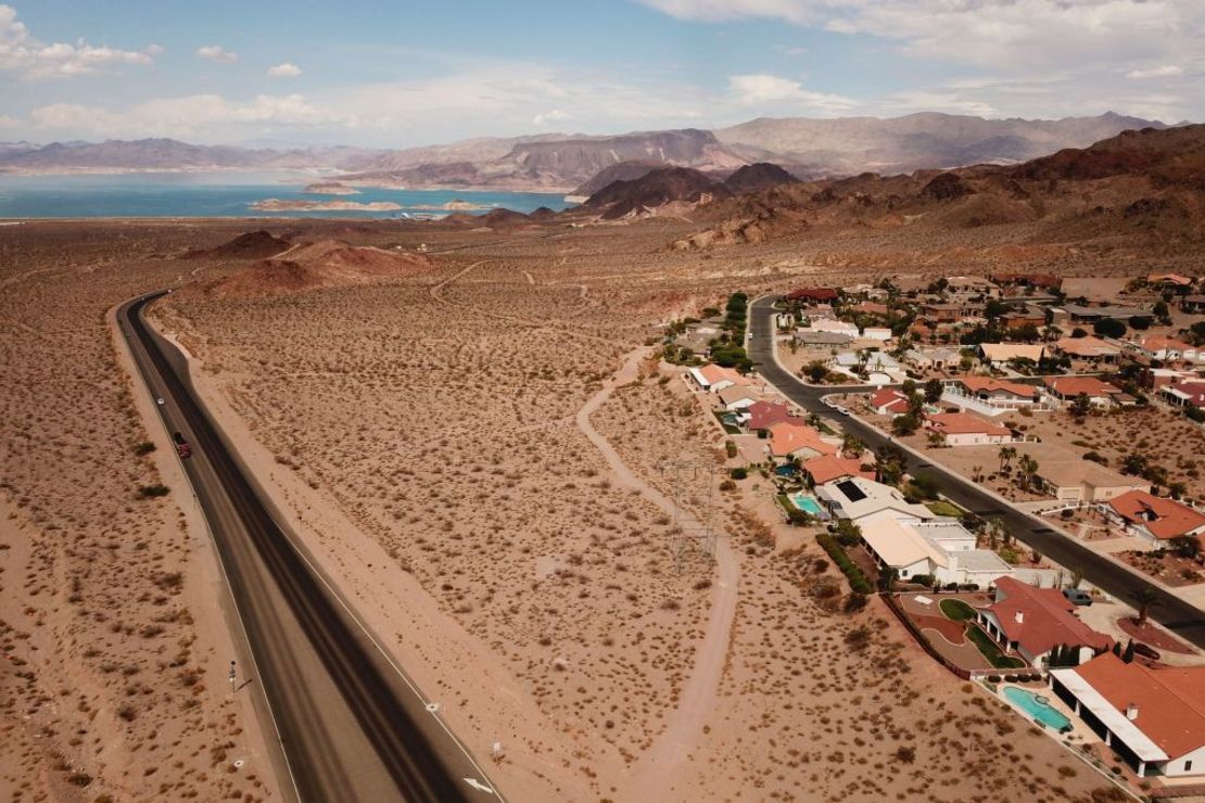 Una imagen aérea muestra casas en Bolder City, a la derecha, y el lago Mead en el río Colorado, a la izquierda, durante los bajos niveles de agua debido a la sequía en EE.UU. el 20 de julio.