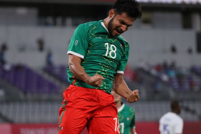 El delantero de México Eduardo Aguirre celebra luego de anotar un gol en el partido contra Francia en los Juegos Olímpicos en Tokio.