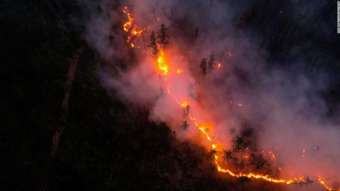 Una vista aérea muestra un incendio forestal en Yakutia, Rusia.