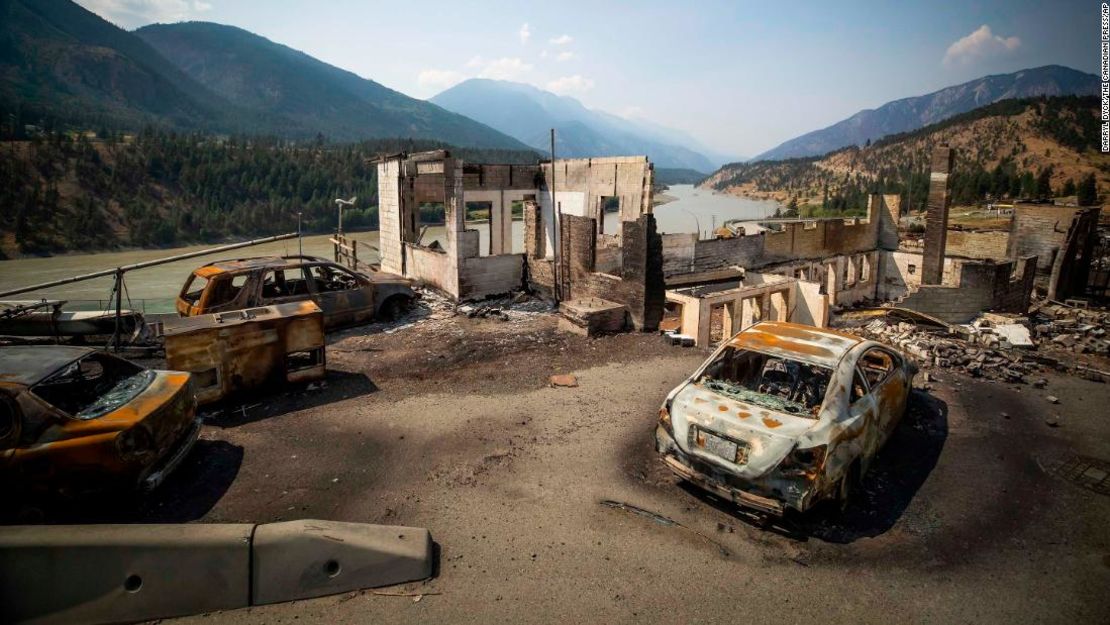 Se observan coches y estructuras quemadas en Lytton, Columbia Británica, el viernes 9 de julio de 2021.