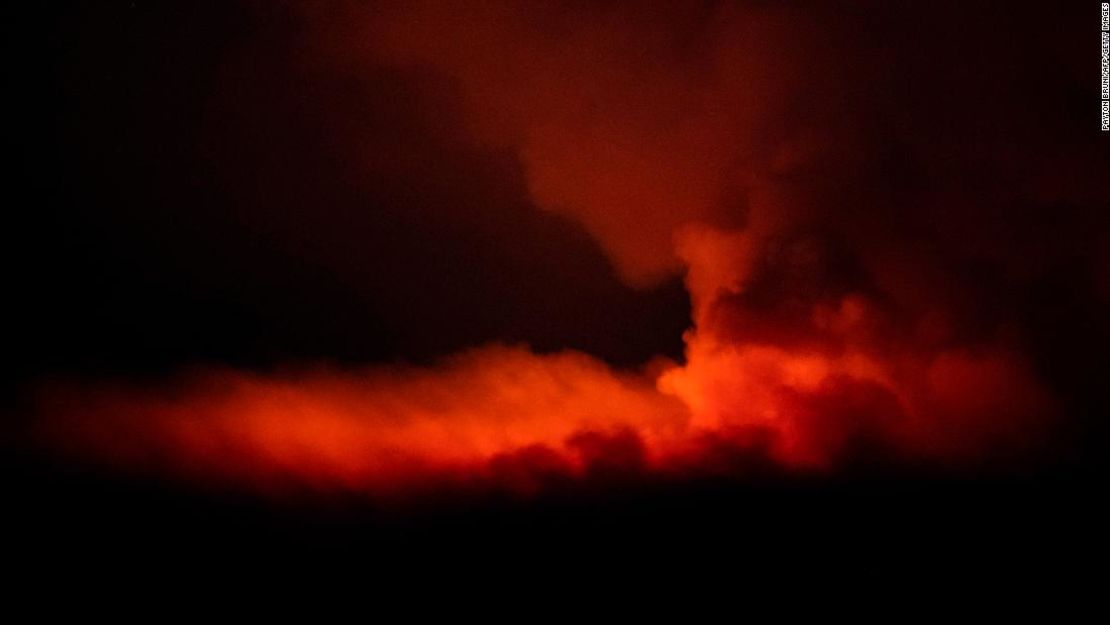 El incendio Bootleg ilumina el cielo por la noche cerca de Bly en Oregón el 16 de julio.