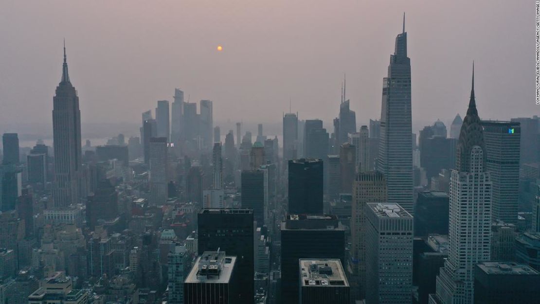 Los incendios forestales que arden sin control en el oeste de Estados Unidos envían la bruma a través del continente hasta la ciudad de Nueva York, el 20 de julio.