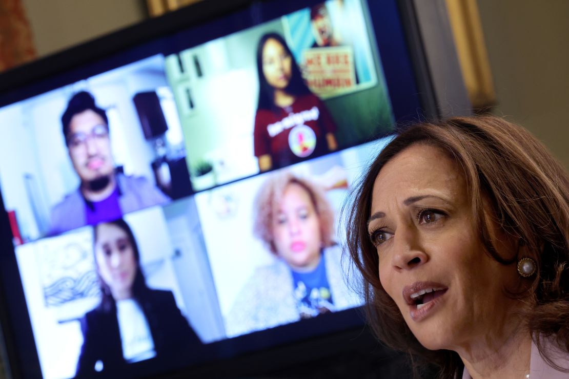 La vicepresidenta de Estados Unidos, Kamala Harris, se reúne con los beneficiarios DACA, Dreamers sin estatus de DACA y líderes que luchan por los derechos de los inmigrantes en su oficina ceremonial el 22 de julio de 2021. Harris se reunió con el grupo a raíz de una decisión del Tribunal de Distrito de Texas que restringe las protecciones para los hijos de inmigrantes indocumentados que se establecieron durante la administración de Obama.