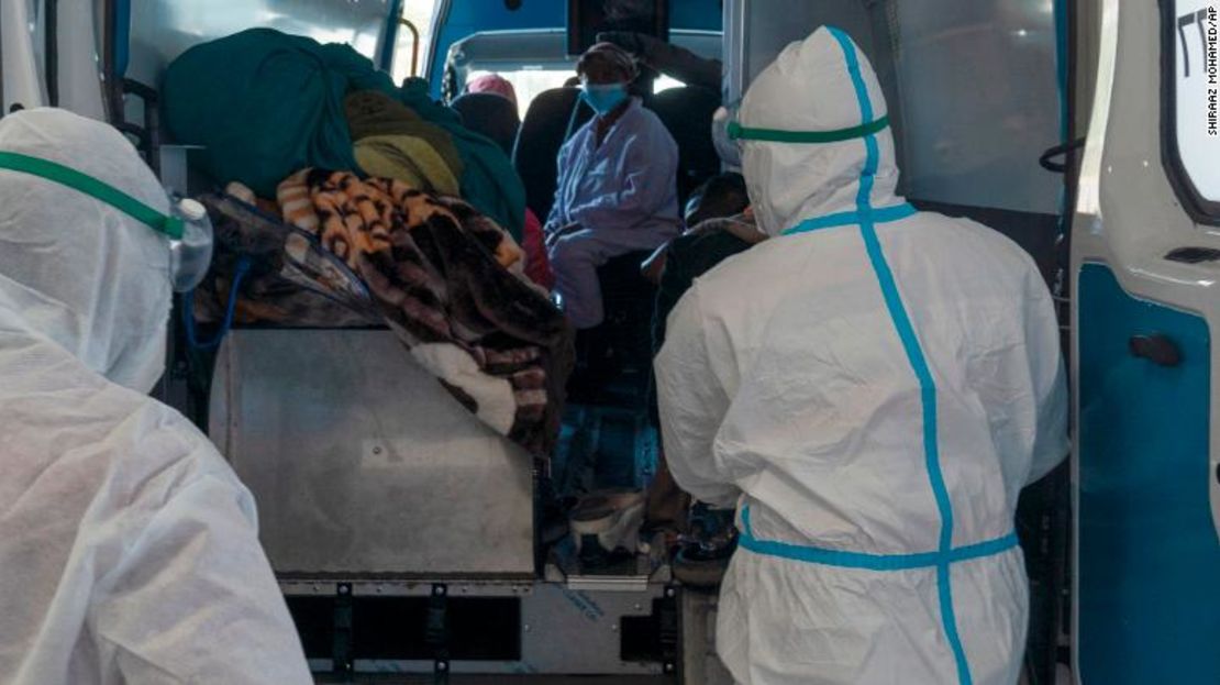 Trabajadores sanitarios llegan con un paciente al centro covid-19 del Hospital Académico Chris Hani Baragwanath, en Johannesburgo, el lunes 21 de junio de 2021.