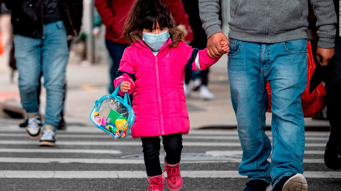 Muchas personas se preguntan qué significa esta nueva guía de los CDC sobre las mascarillas para las familias.