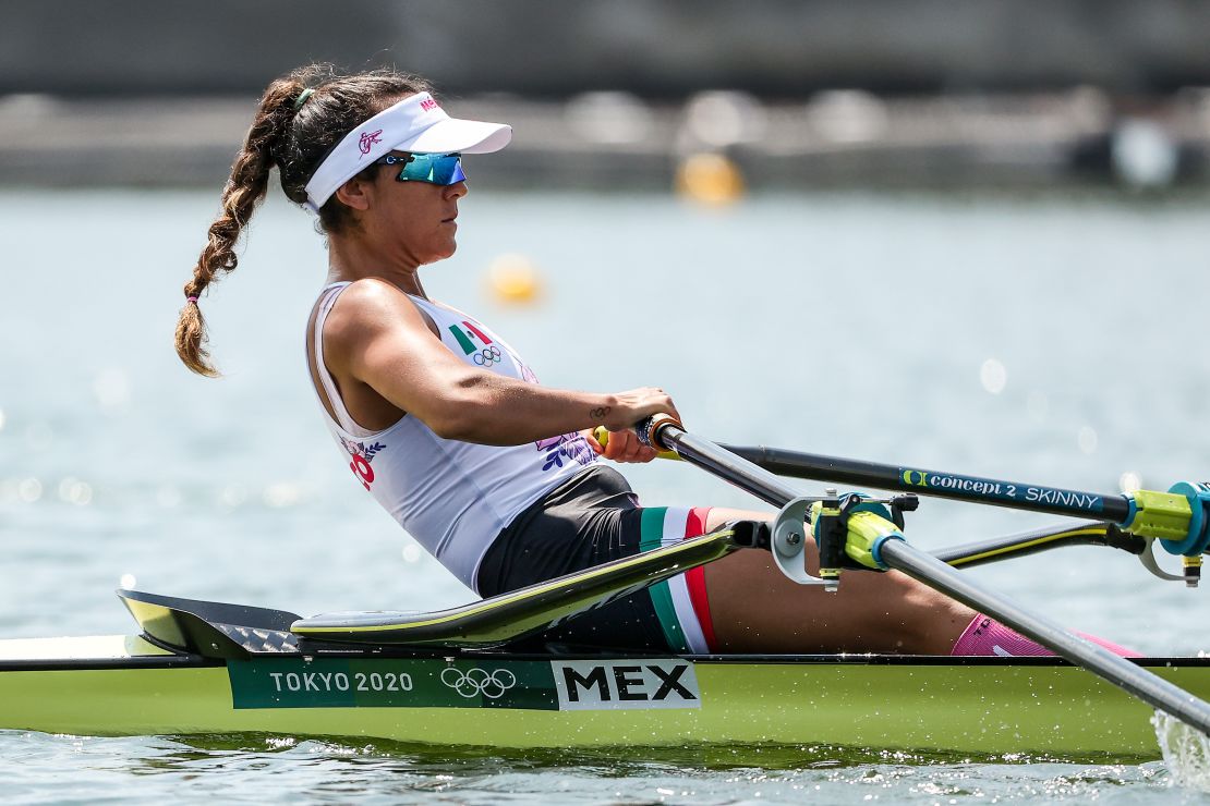 Kenia Lechuga del equipo de México compite durante la eliminatoria de skulls individual femenino en los Juegos Olímpicos de Tokio 2020.