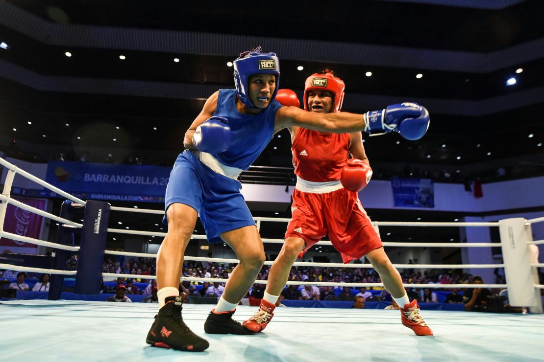 La mexicana Esmeralda Falcón Reyes (a la derecha) es la primera mujer en competir en esta disciplina en unos juegos olímpicos.