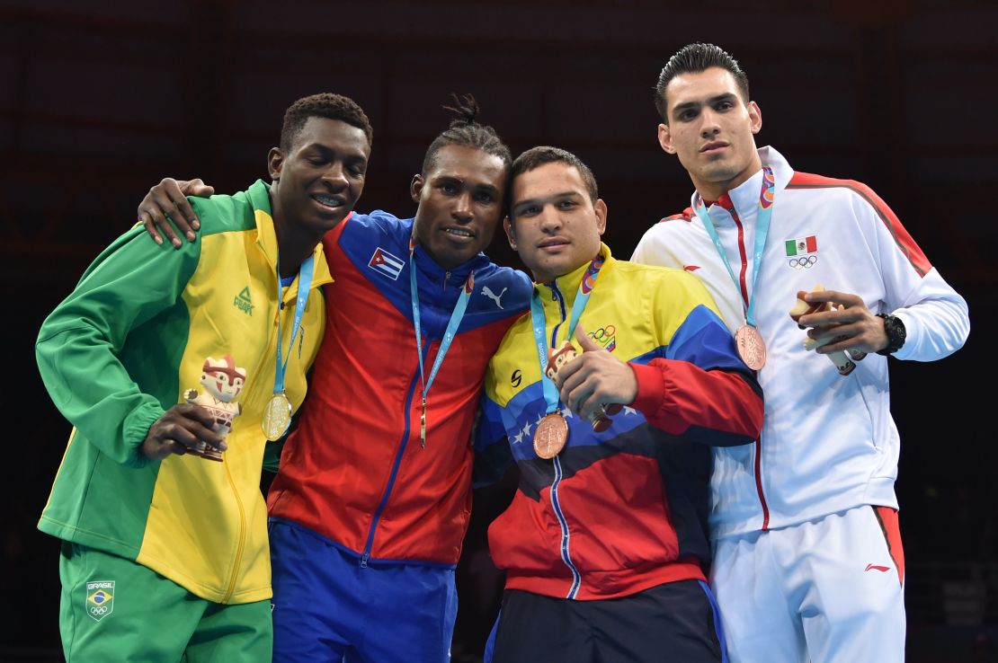 Rogelio Romero Torres (a la derecha) es el boxeador de peso semipesado que está representando a México en los Juegos Olímpicos 2020.