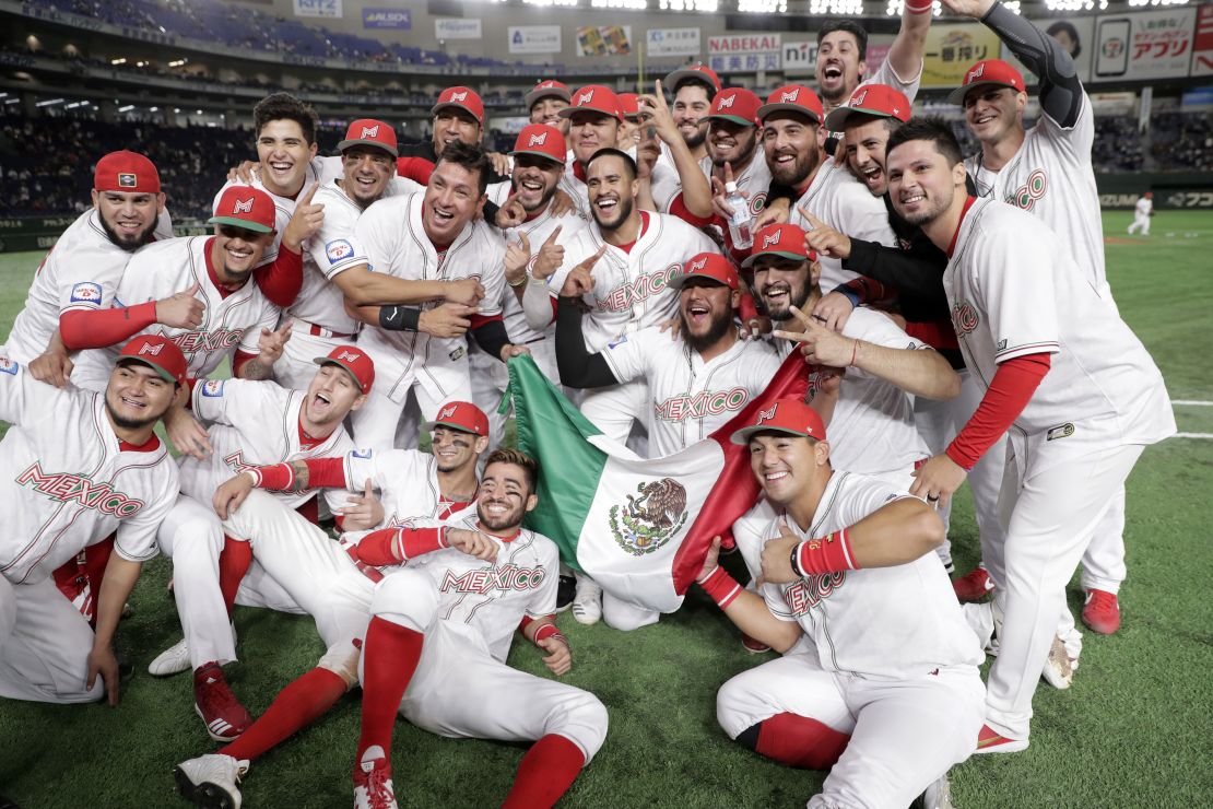 Los jugadores de México celebran su victoria y clasificación para los Juegos Olímpicos de Tokio 2020.