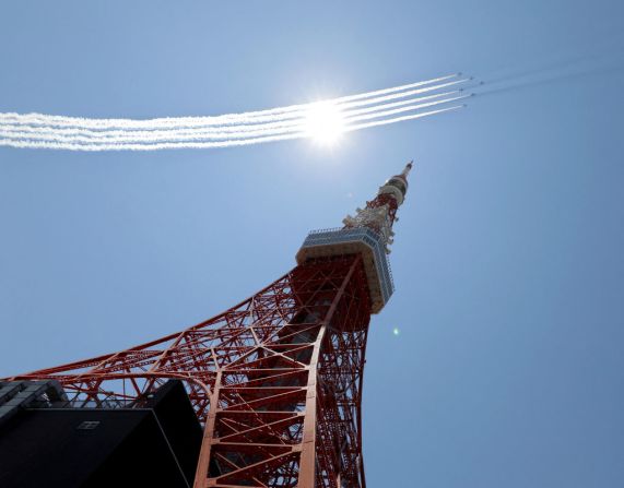 El equipo de demostración acrobática Blue Impulse de las Fuerzas de Defensa Aérea de Japón vuela sobre la Torre de Tokio el 21 de julio de 2021.