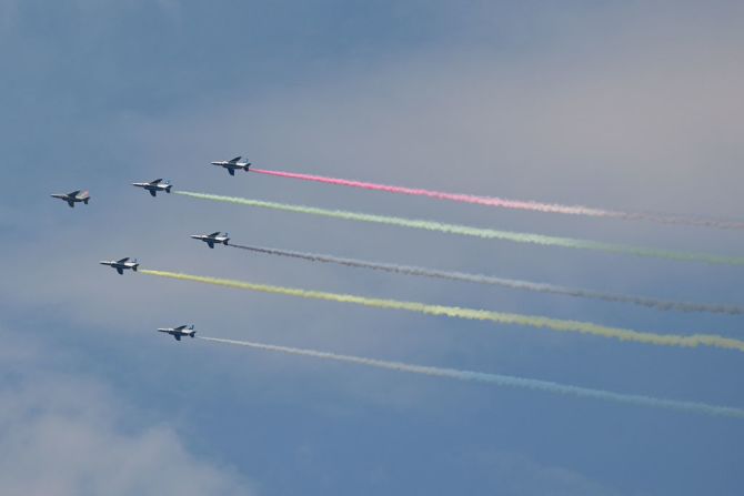 Blue Impulse, el equipo acrobático de la Fuerza Aérea de Autodefensa de Japón (JASDF), realiza una exhibición para formar los anillos olímpicos en los cielos de Tokio en julio 23 de 2021, antes de la ceremonia de apertura de los Juegos Olímpicos de Tokio 2020.